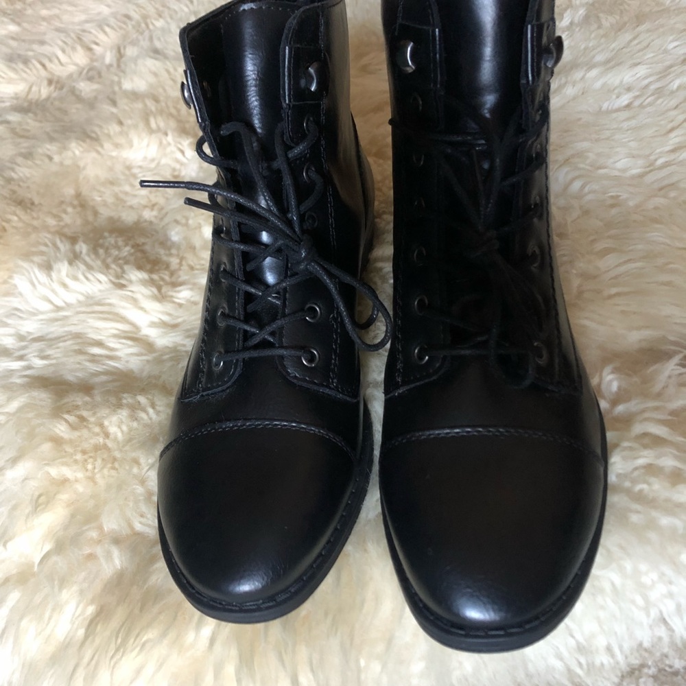 Penny lace up bass boots “NWT” classics
